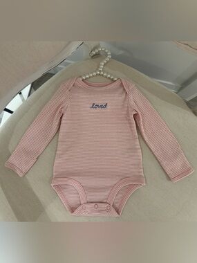 🤍 0~3 “Loved” Embroidered Pink Stripe Long-Sleeve Baby One-Piece Bodysuit